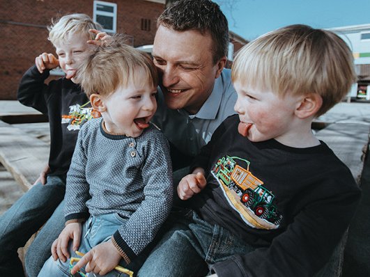 GMSH-Mitarbeiter Andreas Herbst spielt mit seinen drei Kindern.