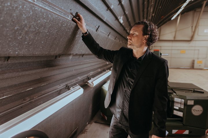 GMSH-Projektleiter Thomas Friedrich prüft die Wand einer Halle. 
