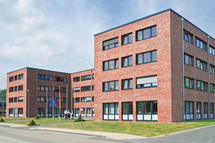 Neues Dienstgebäude für die Bundeswehr in Kiel. U-förmiges rotes Backsteinhaus mit vier Stockwerken. 