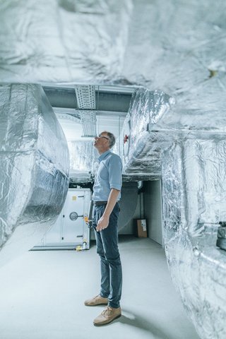 GMSH-Projektleiter Mathias Lange prüft etwas im technikraum des Laborgebäudes Agrarwissenschaften der FH Kiel. 