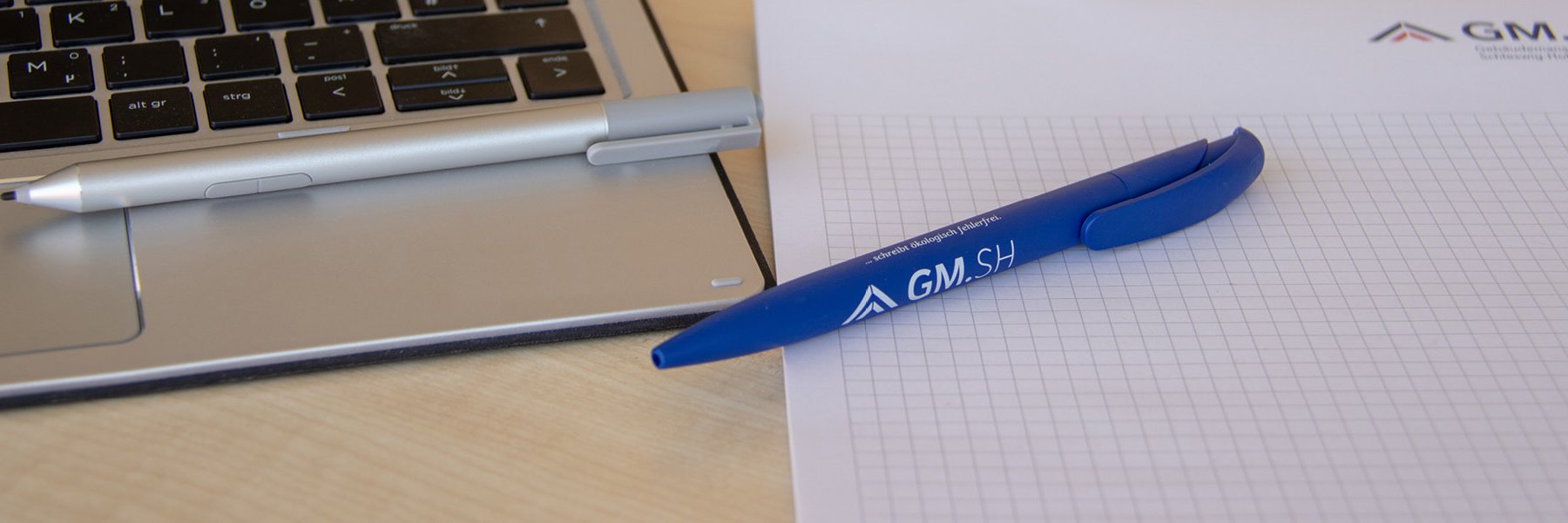 Kugelschreiber, Laptop und GMSH-Schreibblock.