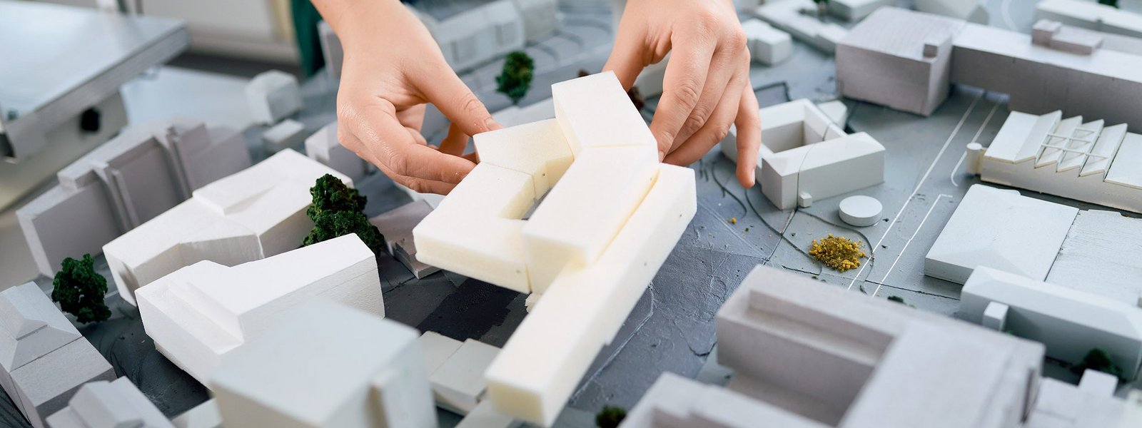 Ein Gebäudemodell wird in ein Campusmodell gesetzt.