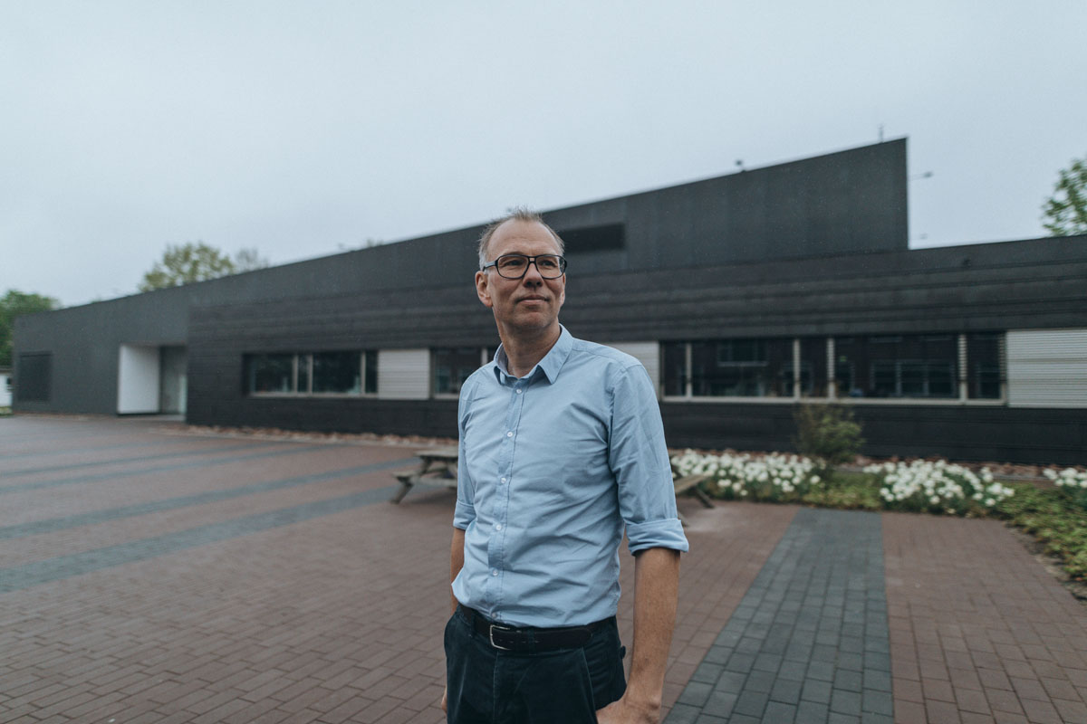 GMSH-Projektleiter Mathias Lange steht vor dem Laborgebäude Agrarwissenschaften der FH Kiel. 