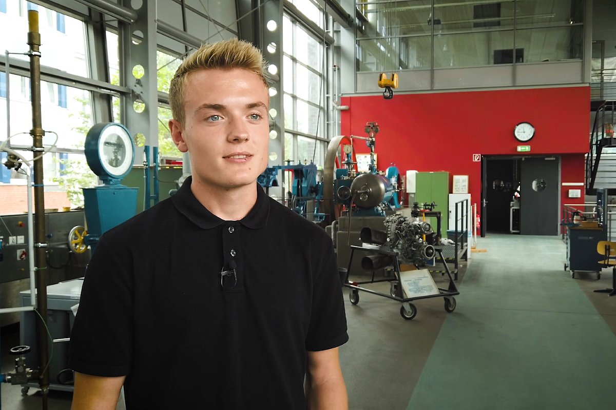 GMSH-Student im Interview im Hintergrund eine Maschinenbauhalle der FH Kiel. 